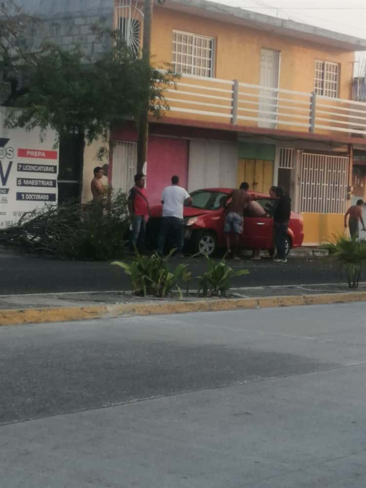 Mujer en presunto estado de ebriedad choca contra poste en Boca del Río