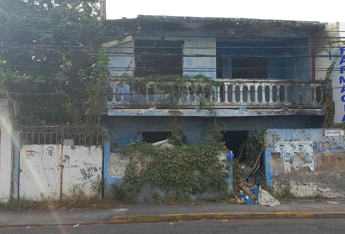 Casa abandonada se cae a pedazos, reportan vecinos de la Obrera