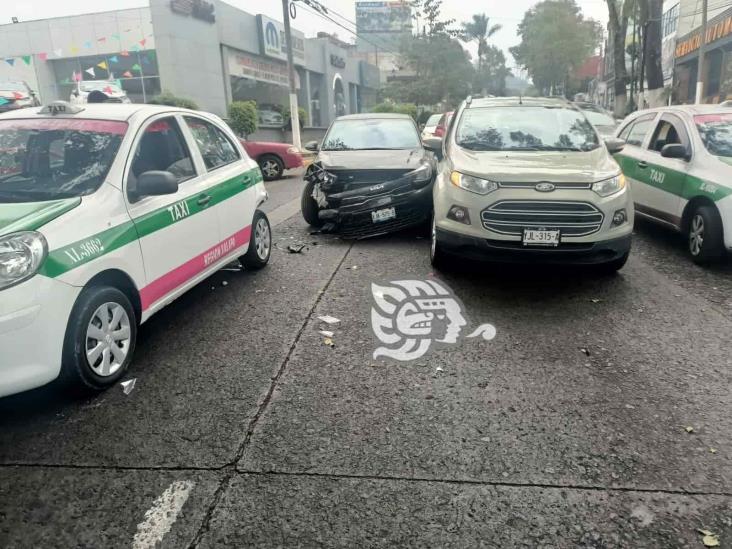 Carambola de cinco automóviles en avenida de Xalapa