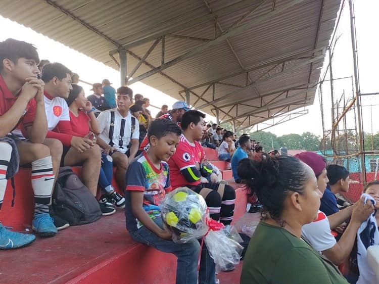 Llevan a cabo torneo relámpago en apoyo de “gallina” y “Camerún (+Video)