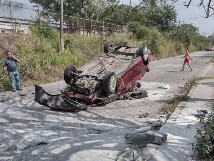 Trabajador vuelca en su vehículo sobre calles de Tierra Blanca