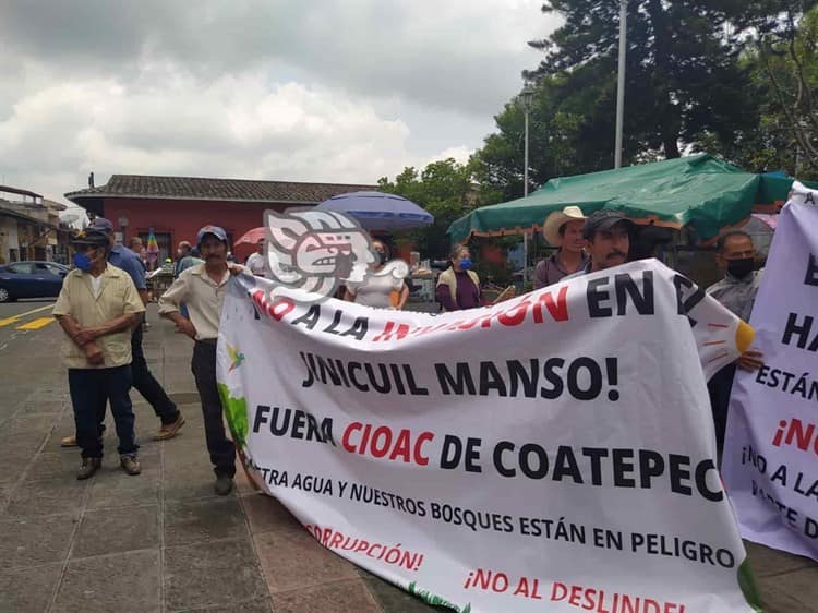 Pese a orden de juez, acusan a gobierno de Veracruz de solapar a invasores de CIOAC en bosque de Coatepec