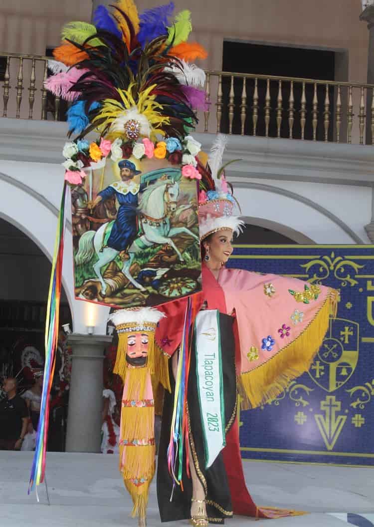 Finalistas de Miss Earth Veracruz modelaron trajes típicos de sus municipios