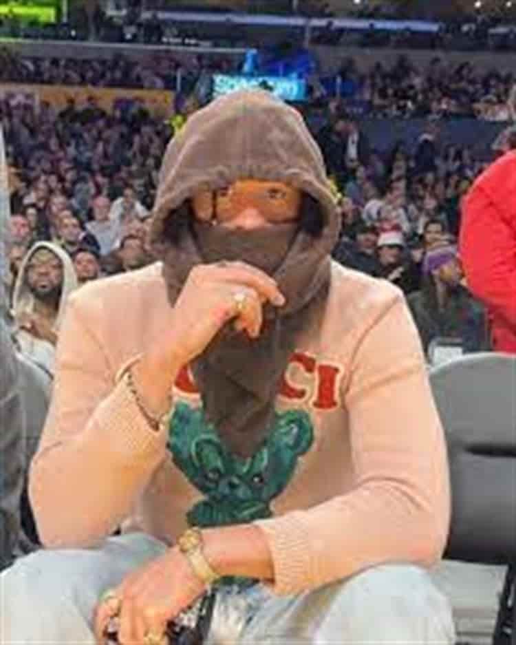 Bad Bunny reaparece en público con el rostro cubierto