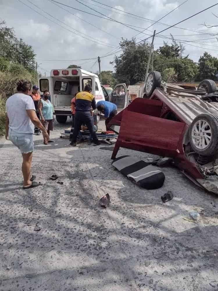 Trabajador vuelca en su vehículo sobre calles de Tierra Blanca