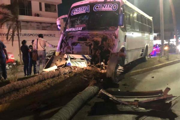 Camión urbano pierde el control y se estrella contra dos palmeras en el centro de Veracruz(+Video)