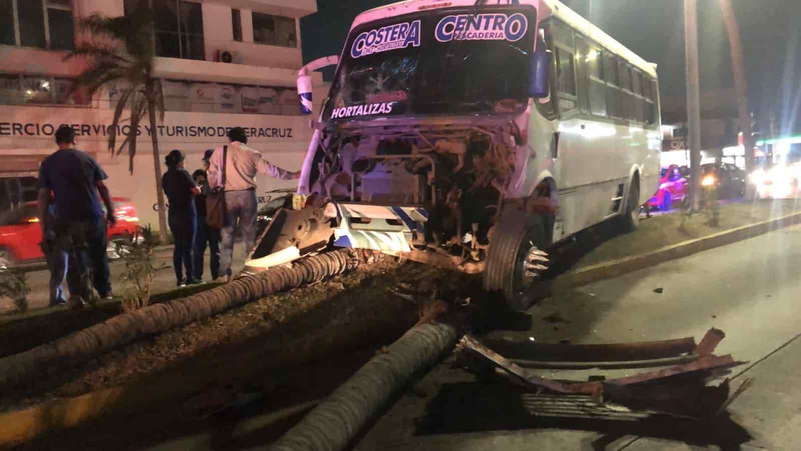 Camión urbano pierde el control y se estrella contra dos palmeras en el centro de Veracruz(+Video)