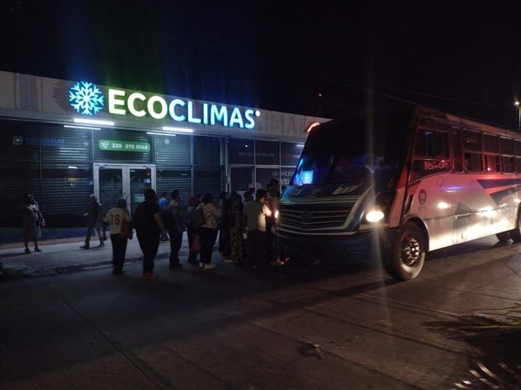 Camión urbano pierde el control y se estrella contra dos palmeras en el centro de Veracruz(+Video)