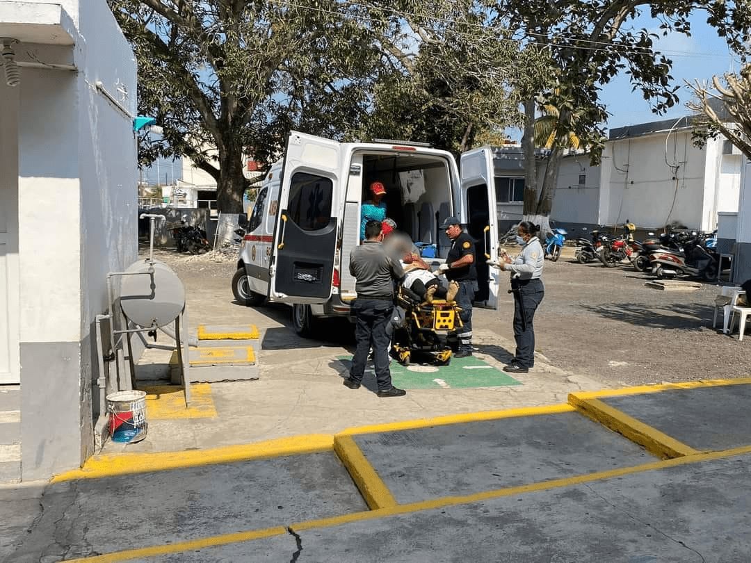 Hombre se lesiona un ojo al caminar y no percatarse de una varilla expuesta en calles de Cosamaloapan