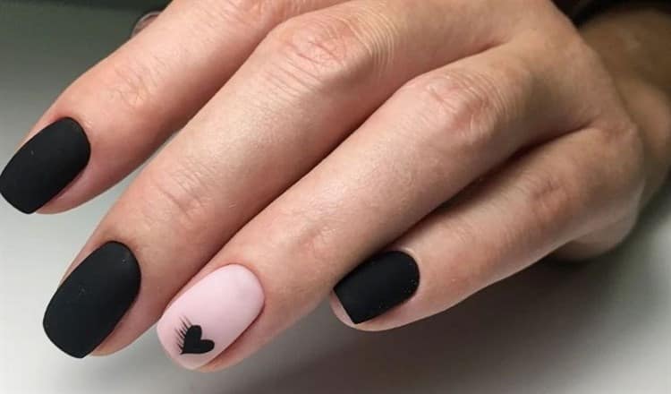 Recrea estos increíbles diseños de uñas con corazones negros para lucir el 14 de febrero
