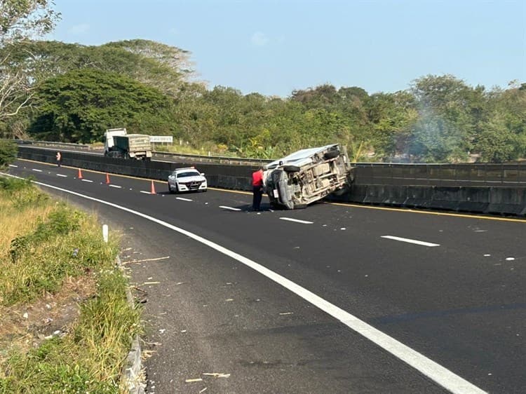 Camioneta se vuelca en la Cardel - Veracruz; Hay una persona herida