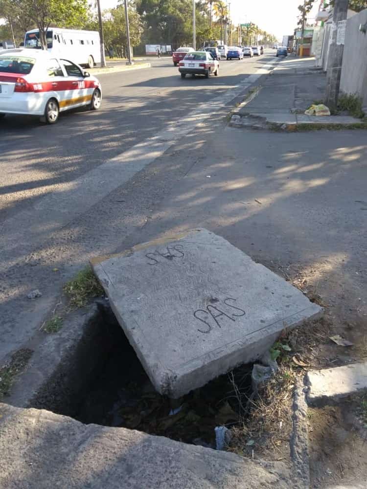 Colocan de nuevo la tapa a registro de agua en calles de Veracruz; era un peligro para ciudadanos