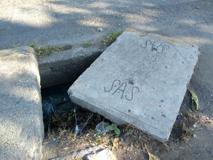 Colocan de nuevo la tapa a registro de agua en calles de Veracruz; era un peligro para ciudadanos