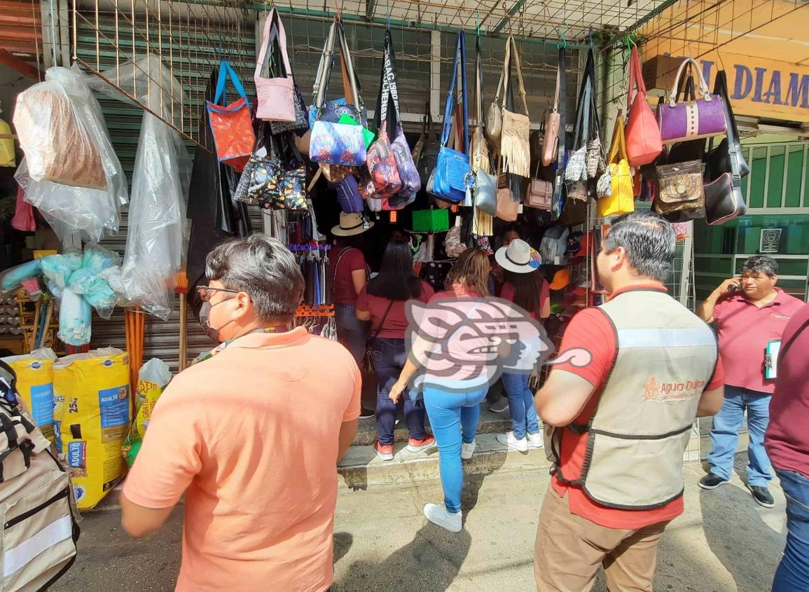 Liberan banquetas de ambulantes en Agua Dulce (Video)