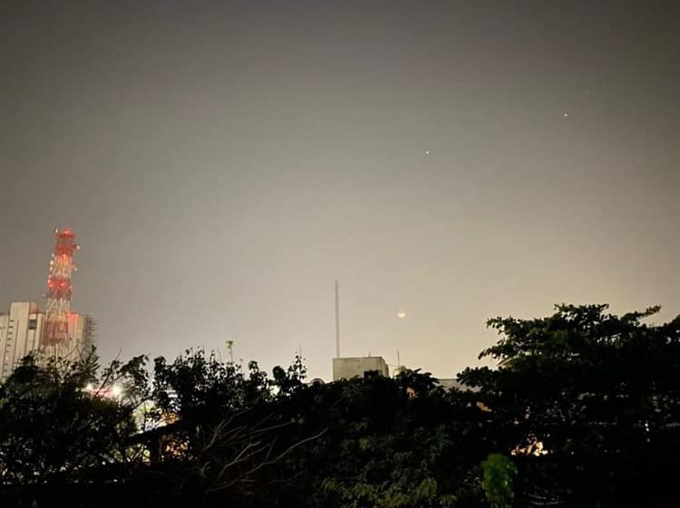 ¿Ovnis en Veracruz? Ciudadanos se alertan al captar extrañas luces en el cielo