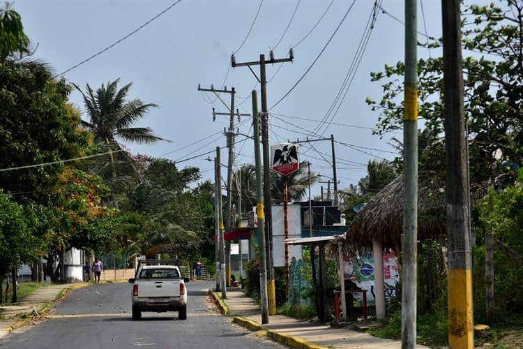 Postes en Las Barrillas, más de 30 años sin ser cambiados; advierten plantón (+Video)