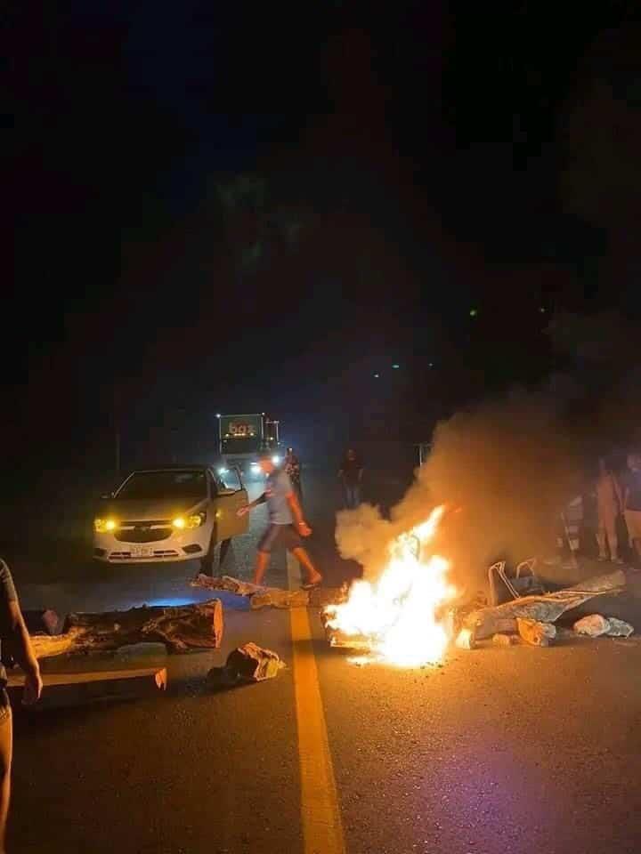 Con palos encendidos, cierran la carretera Alvarado-Veracruz tras falta de luz