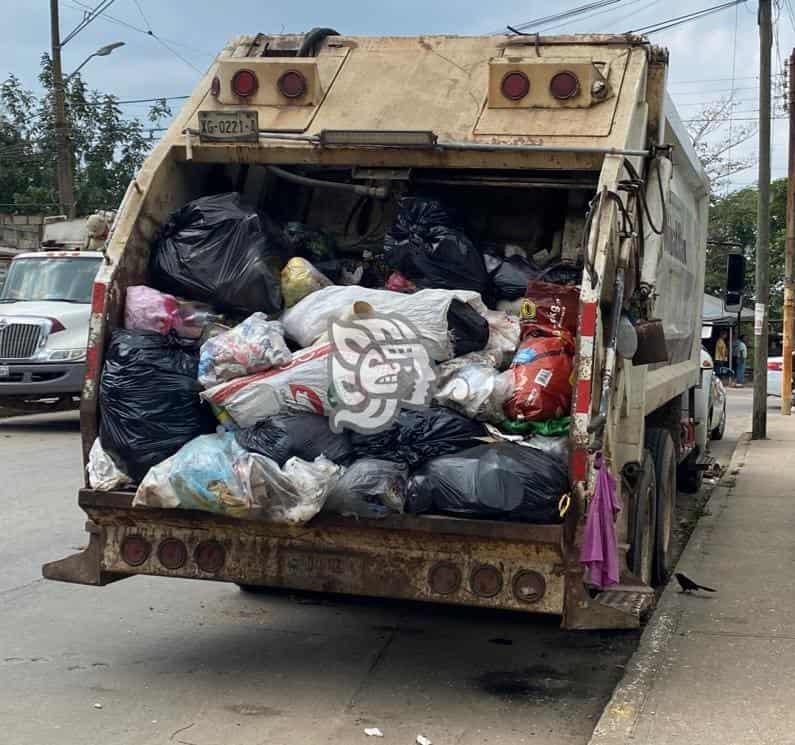 Con solo dos unidades recolectan basura en Minatitlán