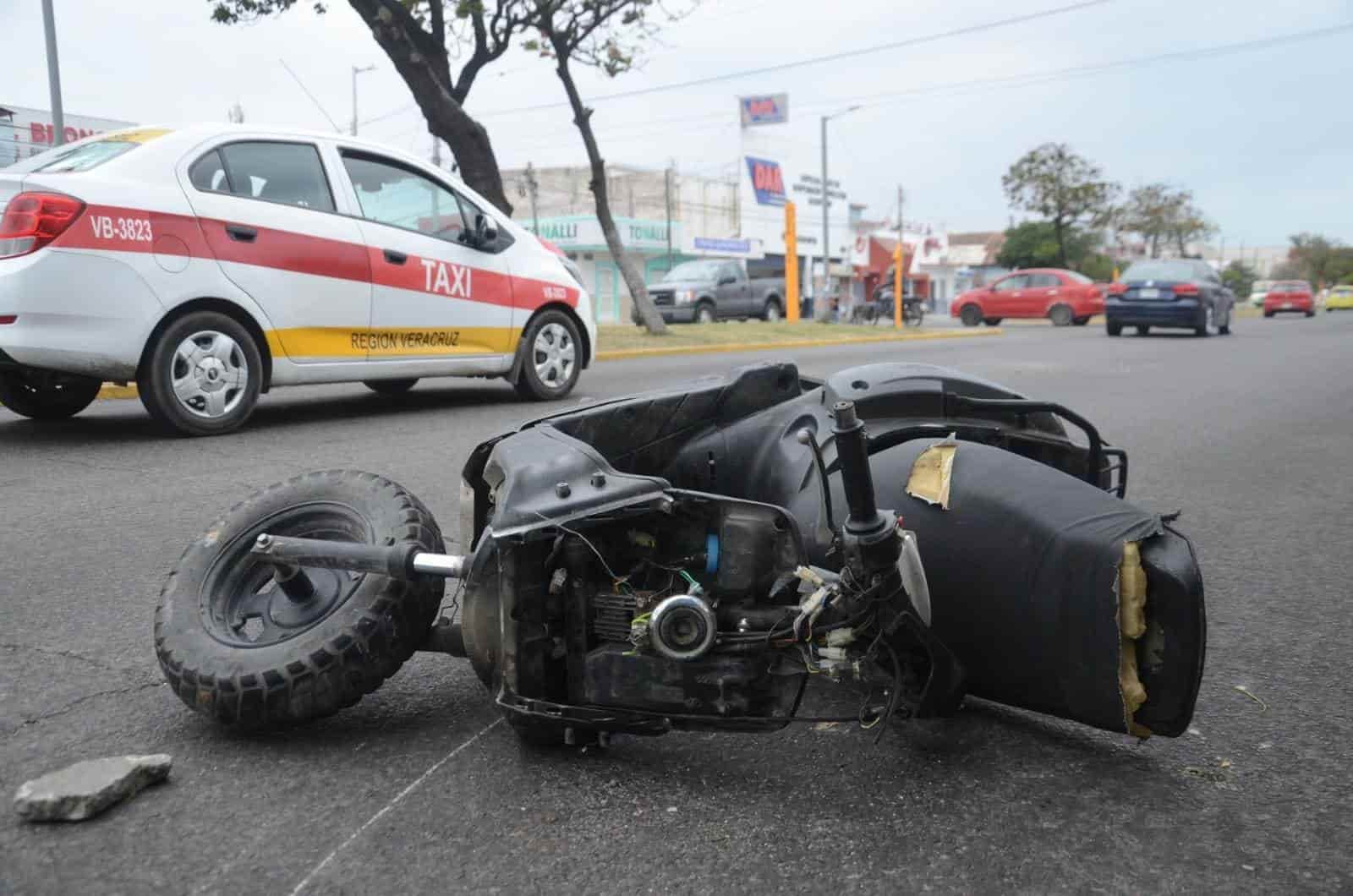 ¡Delicado! Motociclista sufre grave accidente en avenida de Veracruz por vientos de norte