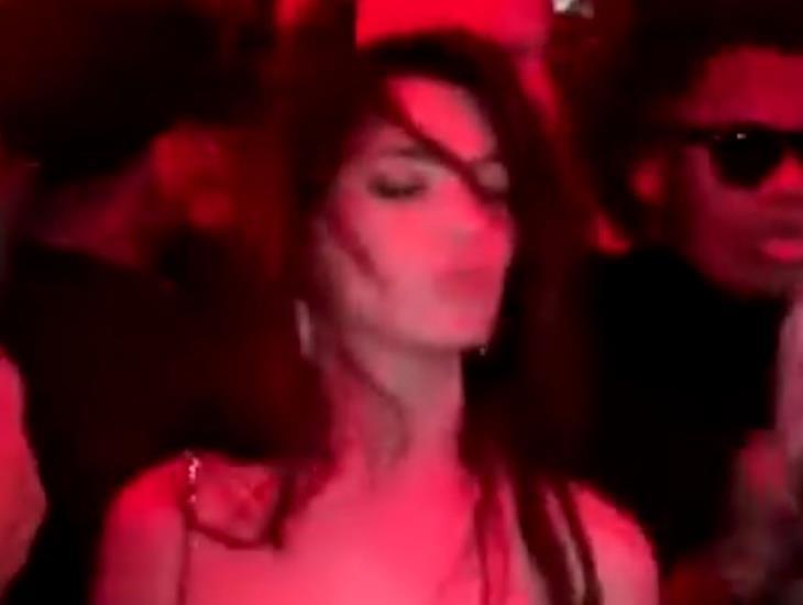 Anne Hathaway domina las redes bailando Lady Marmalade en Paris (+Video)