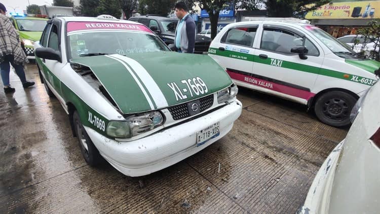 Aparatoso choque entre taxi y camioneta en calles de Xalapa deja 2 lesionados