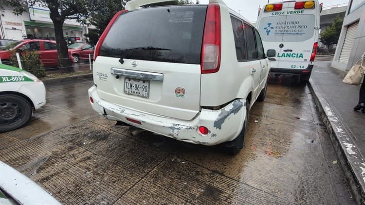 Aparatoso choque entre taxi y camioneta en calles de Xalapa deja 2 lesionados