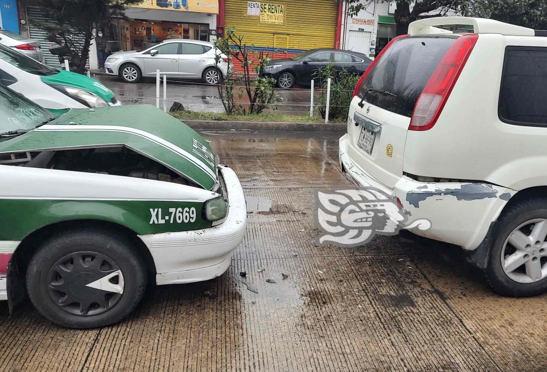 Aparatoso choque entre taxi y camioneta en calles de Xalapa deja 2 lesionados