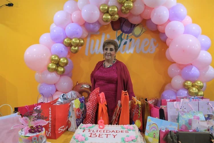 Betty Oyarzabal Sosa cumplió 80 años de feliz existencia