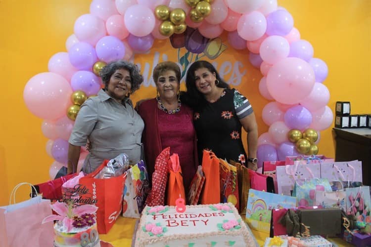 Betty Oyarzabal Sosa cumplió 80 años de feliz existencia