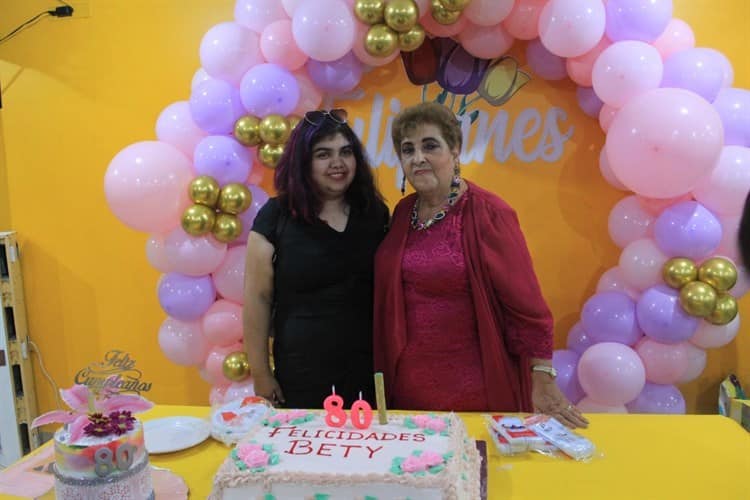 Betty Oyarzabal Sosa cumplió 80 años de feliz existencia