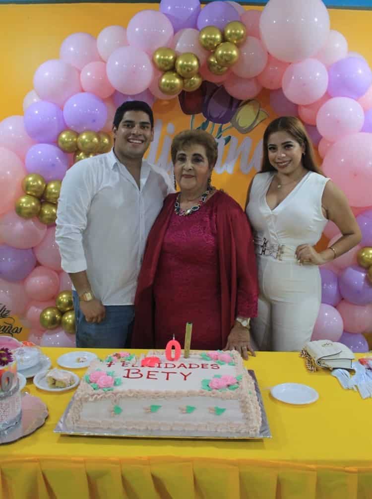 Betty Oyarzabal Sosa cumplió 80 años de feliz existencia