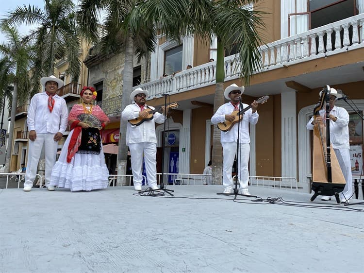 Deleitan con feria gastronómica del mar en honor a San Sebastián