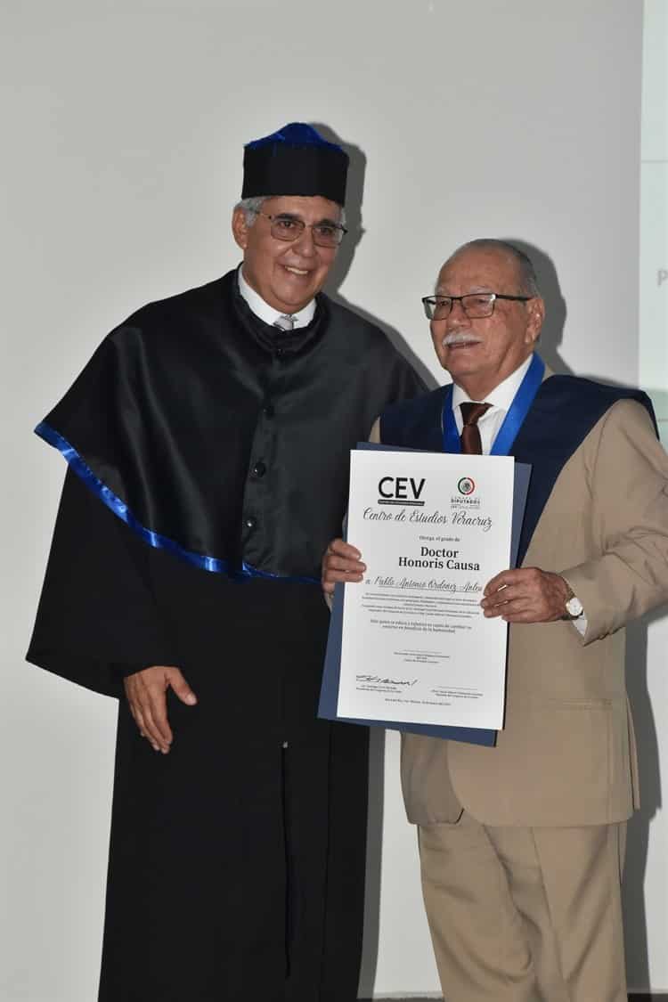 Entrega Centro de Estudios Veracruz reconocimientos Doctor Honoris Causa