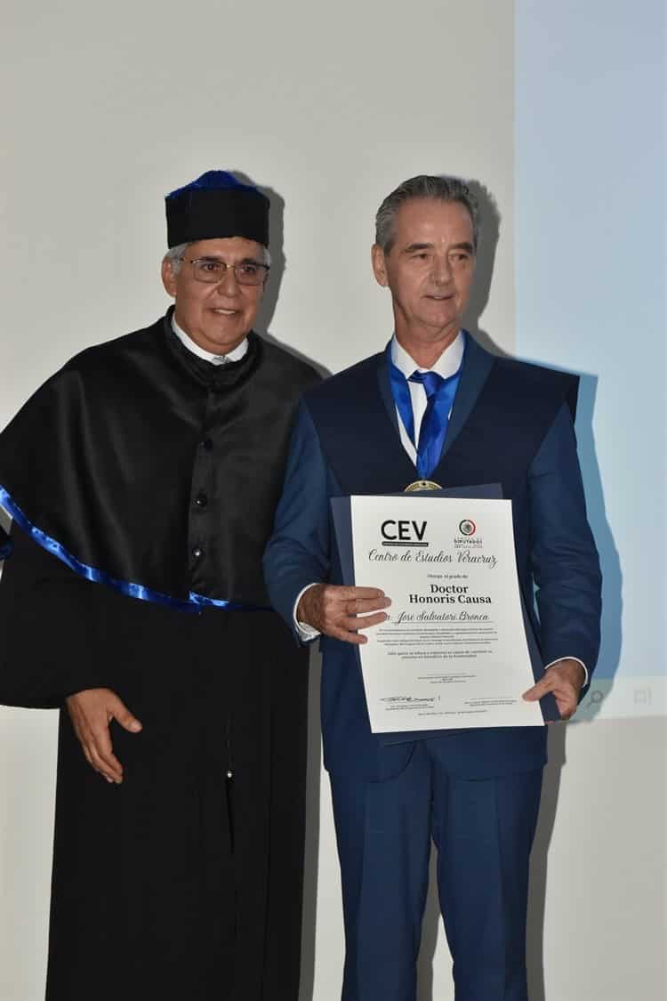 Entrega Centro de Estudios Veracruz reconocimientos Doctor Honoris Causa