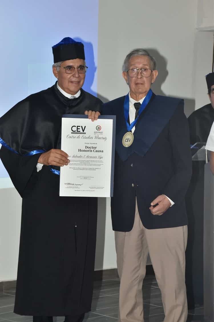 Entrega Centro de Estudios Veracruz reconocimientos Doctor Honoris Causa