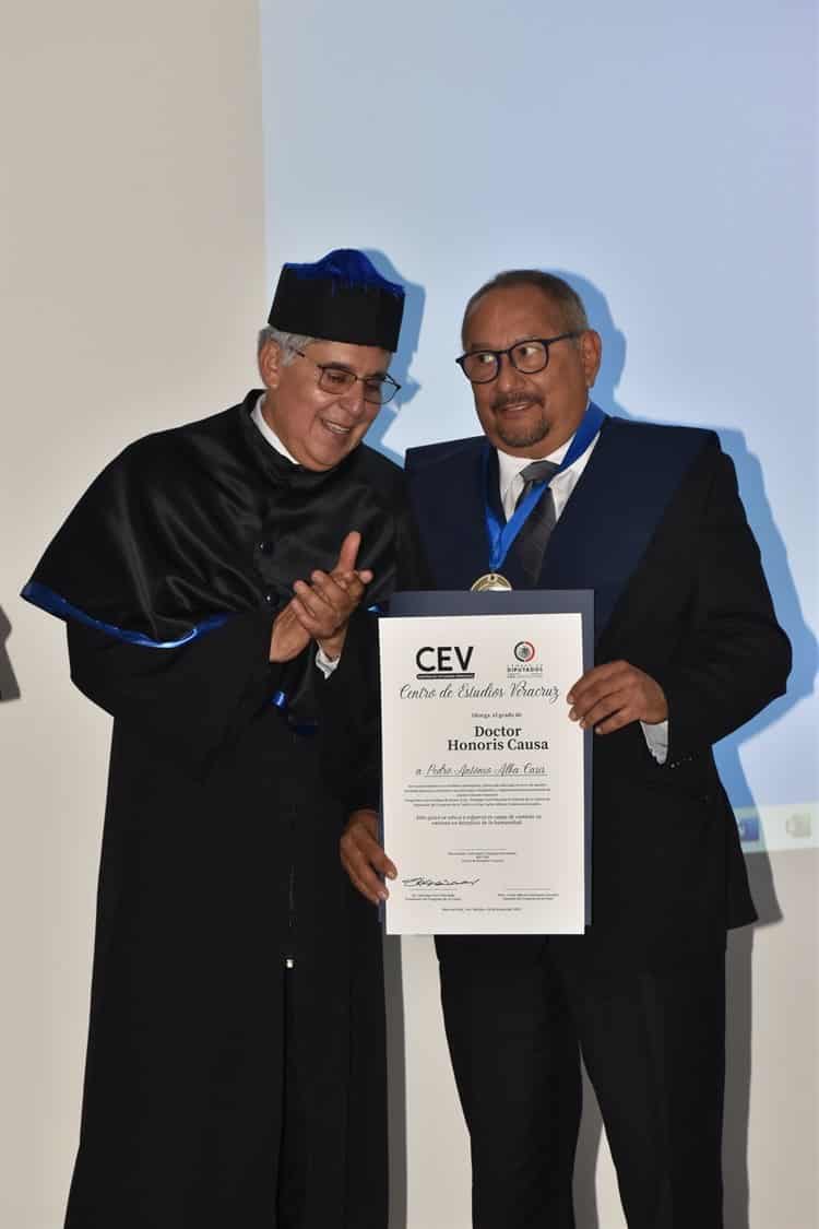 Entrega Centro de Estudios Veracruz reconocimientos Doctor Honoris Causa