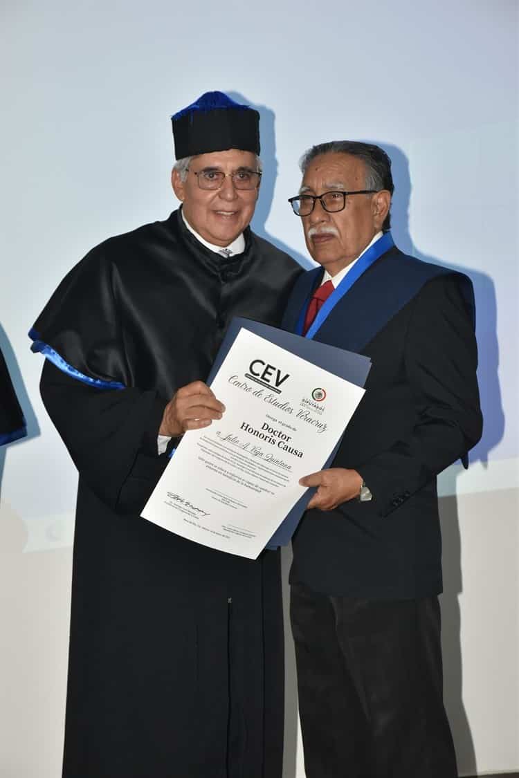 Entrega Centro de Estudios Veracruz reconocimientos Doctor Honoris Causa