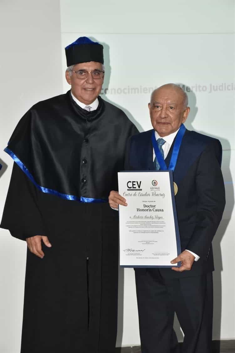 Entrega Centro de Estudios Veracruz reconocimientos Doctor Honoris Causa