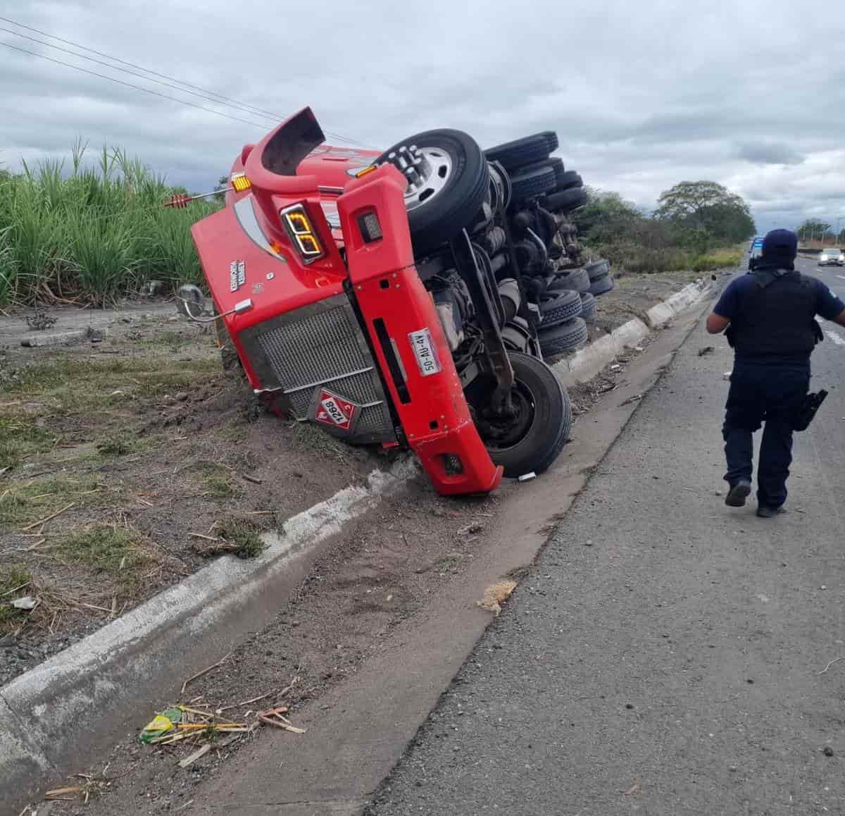 Vuelca pipa en carretera cerca de Tamarindo