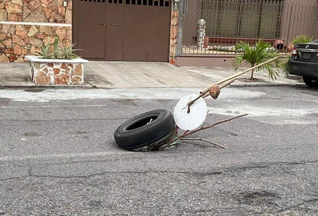 ¡Con llantas lo tapan! Se forma socavón sobre avenida de Veracruz; urgen a Grupo MAS repararlo