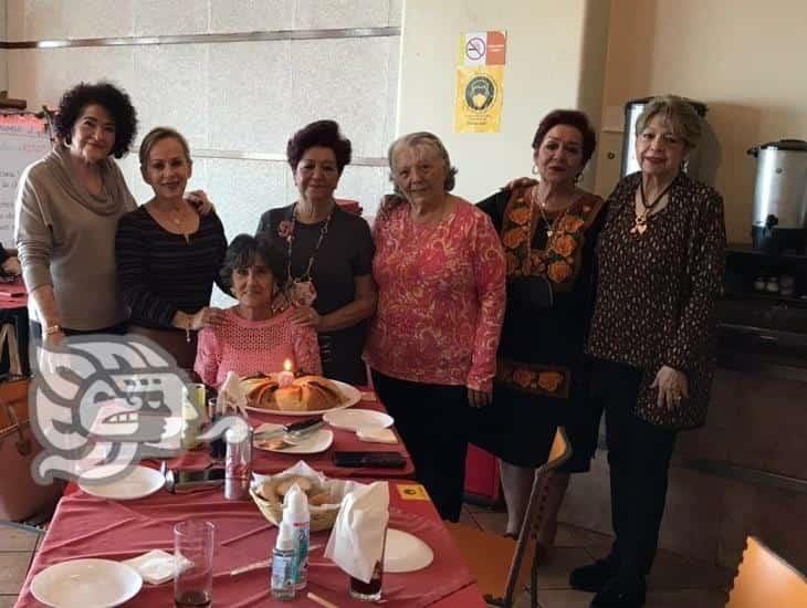 Tere Cobos en su grato desayuno de cumpleaños