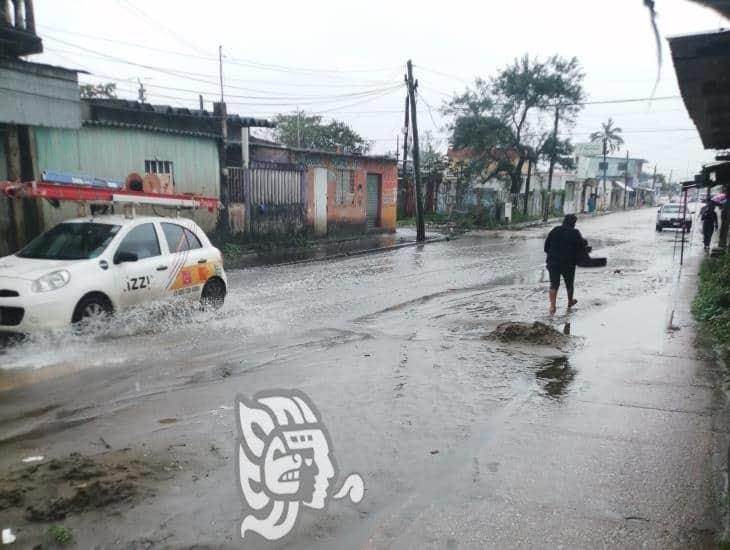 Sufren caídas y hasta los bañan de aguas negras en la Francisco Villa sur