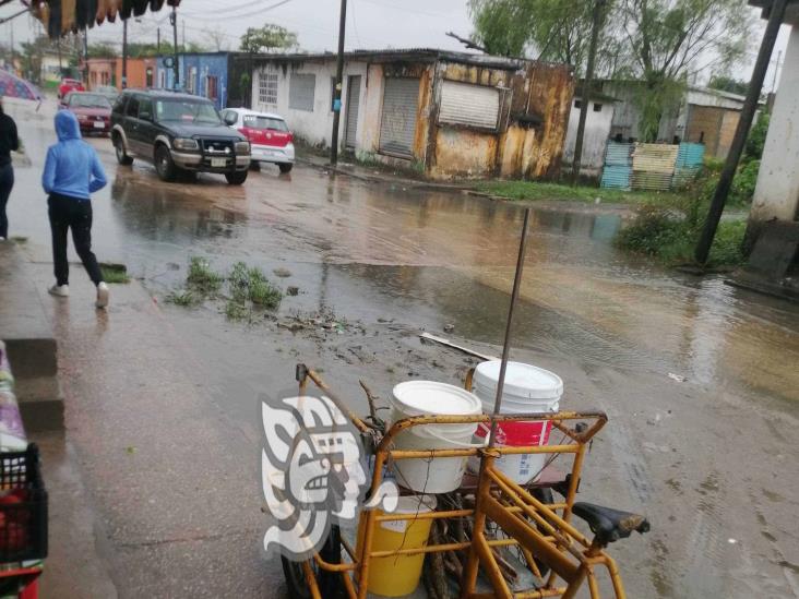 Sufren caídas y hasta los bañan de aguas negras en la Francisco Villa sur