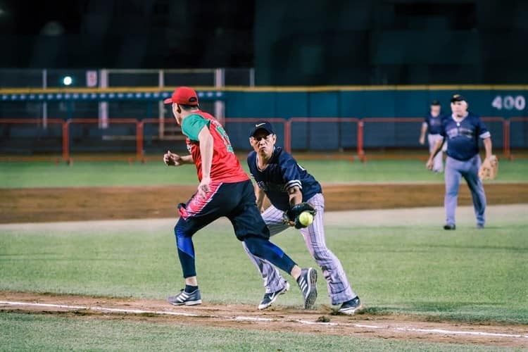 Todo un éxito Liga de Softball con grandes jugadores