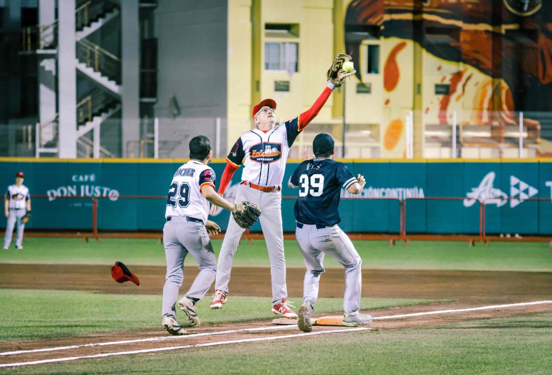 Todo un éxito Liga de Softball con grandes jugadores