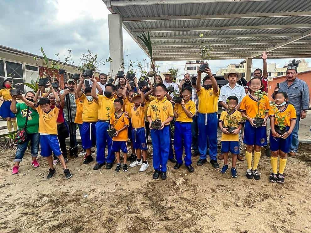 Dona y siembra Ayuntamiento 96 plantas en primaria Adolfo Ruiz Cortines