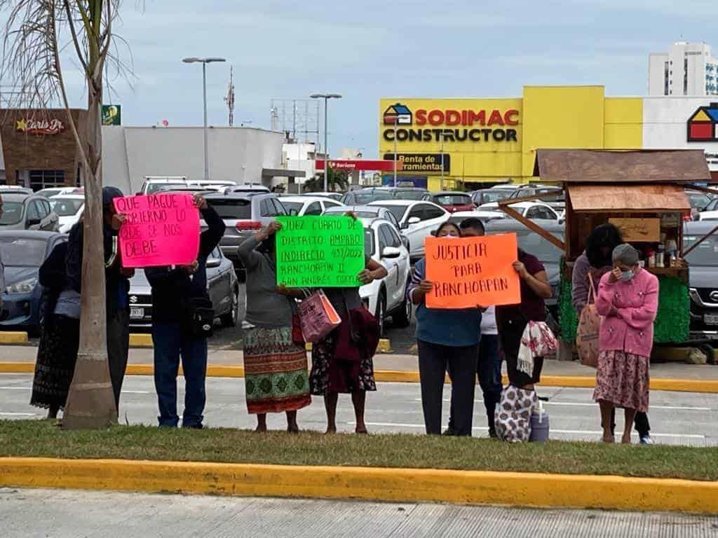 Campesinos de Ranchoapan se manifiestan en Veracruz; exigen pago de sus ejidos(+Video)