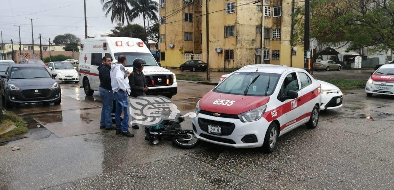 Impactan motociclista en Niños Héroes y Carrillo Puerto