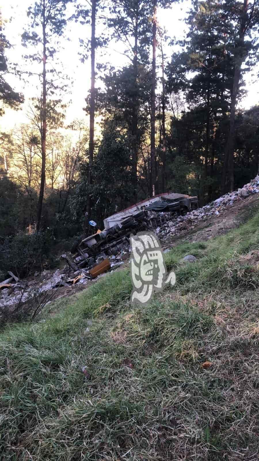 Vuelca camión de basura en Las Vigas; rapiñeros acuden y se frustran de no poder llevarse nada