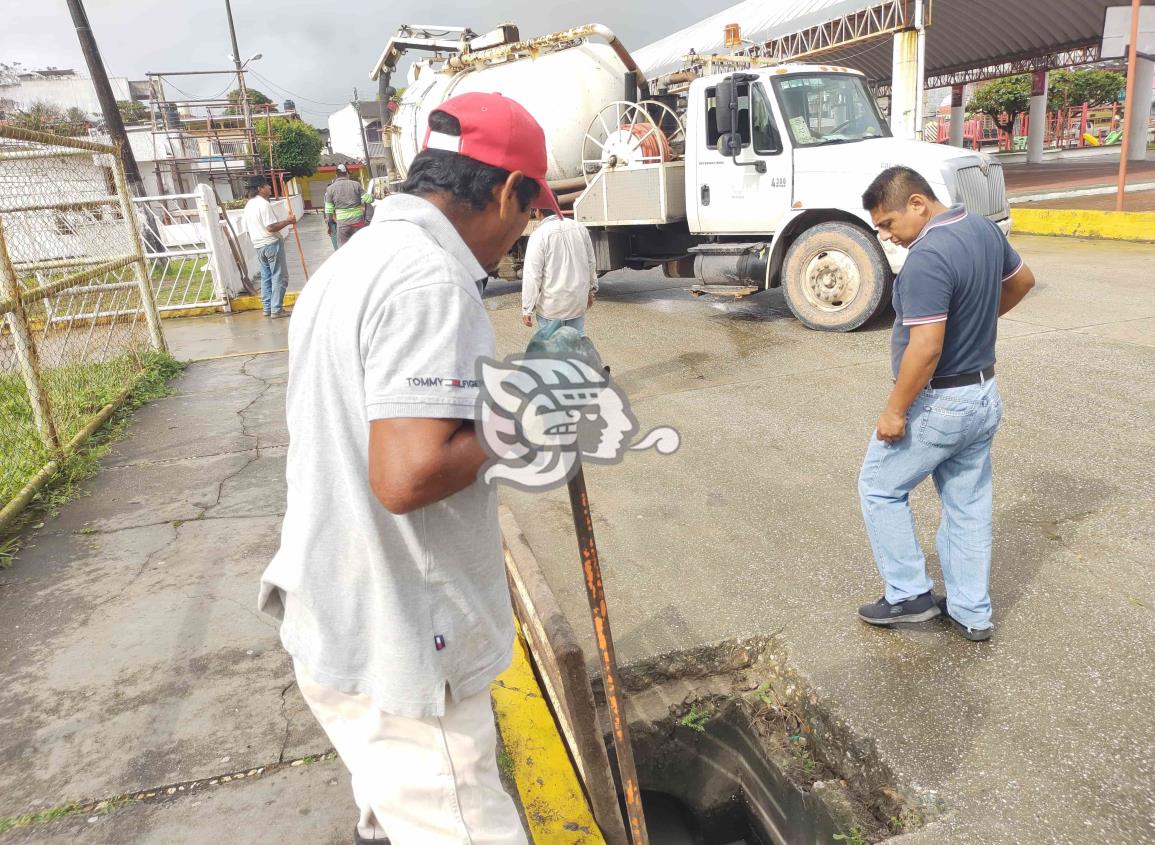 Tras ardua labor desazolvan drenajes, utilizaron un vehículo vactor en Moloacán